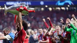 Pemain Liverpool Mohamed Salah mengangkat trofi juara Liga Champions usai mengalahkan Tottenham Hotspur di Stadion Wanda Metropolitano, Madrid, Spanyol, Sabtu (1/6/ 2019). (AP Photo/Manu Fernandez)