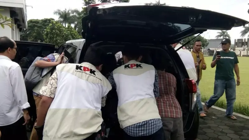 Sejumlah petugas KPK tengah membawa sejumlah berkas dari kantor Walikota Tasikmalaya, setelah melakukan penggeledahan, April lalu.