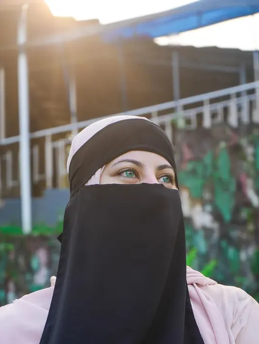 Terlebih niqab yang dikenakan sebagai cadar Tasyi Athasyia ini terlihat mencolok dengan warnanya yang kontras dengan hamis yang dikenakan. Warna hitam dipilihnya menutupi sebagian hijab berwarna cream. (Liputan6.com/IG/@tasyiiathasyia).
