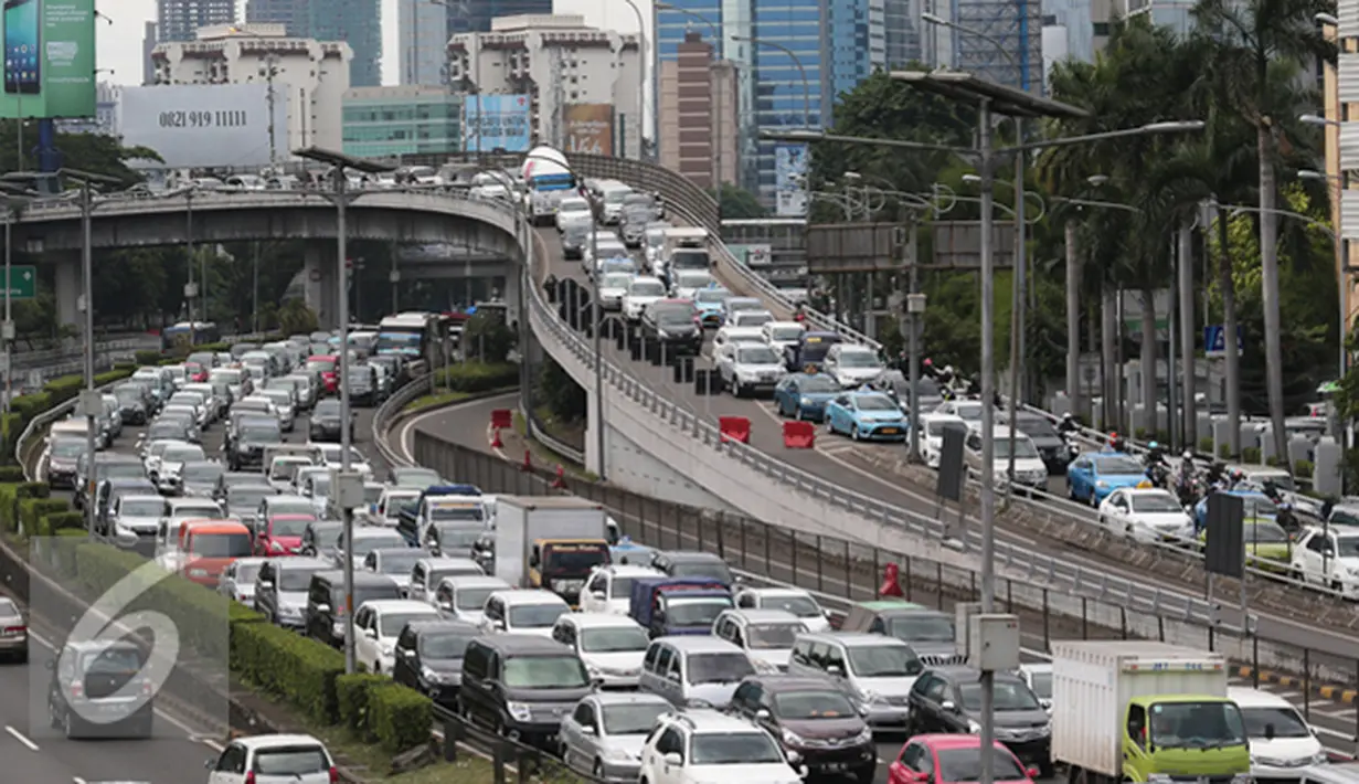 Ratusan kendaraan terjebak kemacetan di tol dalam kota, Jakarta, Kamis (24/12/2015). Libur panjang Natal dan tahun baru yang dimulai hari ini membuat lalu lintas di Jakarta dan sekitarnya terpantau padat. (Liputan6.com/Angga Yuniar)