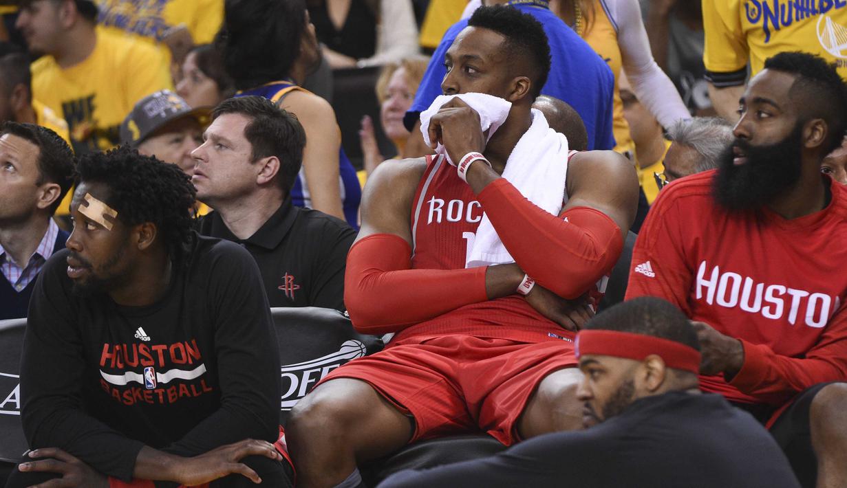 Pemain Houston Rockets, James Harden (kanan)  dan rekan-rekannya terlihat sedih saat  timnya kalah dari Warriors 115-106 pada Playoffs NBA di Oracle Arena,  Oakland, Selasa (19/4/2016) WIB. (Cary Edmondson-USA TODAY Sports)