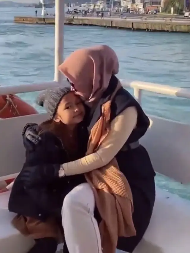 Jarang Tersorot, Ini 6 Potret Kebersamaan Marissya Icha dan Putrinya