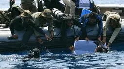 Tim penyelam TNI AL mengevakuasi black box atau kotak hitam Lion Air PK-LQP JT 610 dari dasar laut perairan Karawang, Jawa Barat (1/11).FDR akan diserahkan kepada KNKT untuk diperiksa lebih lanjut. (AFP Photo/Adek Berry)