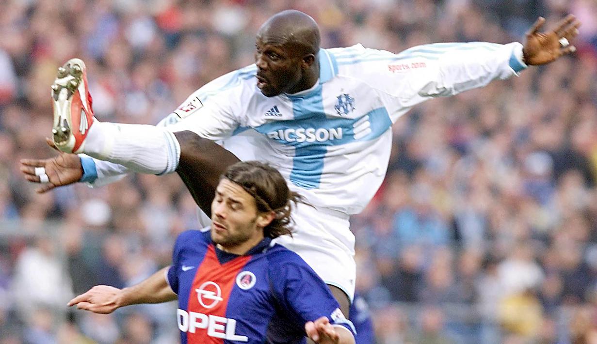 George Weah. Striker Liberia yang kini menjabat presiden ke-25 Liberia ini pensiun dari sepak bola pada 2003. Sejak 1988, ia sempat memperkuat beberapa klub elite Eropa, di antaranya AS Monaco, PSG, AC Milan, Chelsea, Man City dan Marseille. Banyak gelar diraihnya di level klub. (AFP/Gerard Julien)