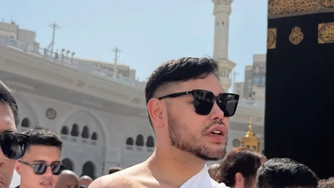 Ivan Gunawan Umrah dan Berbagi Renungan Spiritual di Depan Kabah