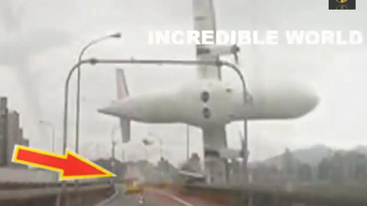 Taksi di atas jembatan terserempet TransAsia GE235. (Youtube)