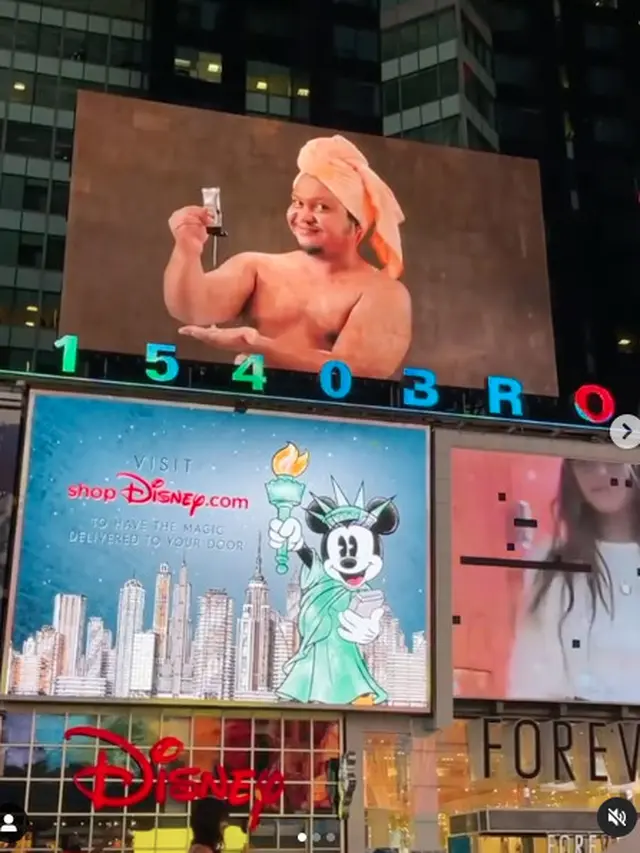 Wajah Babe Cabiita dan Marshel Widianto terpampang di Times Square New York