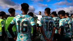 Pemain Korea-Korea Selecao mendengarkan arahan dari pelatih ketika mengikuti sesi latihan di akademi Sporting CP, Jumat (22/11/2024). (Bola.com/Bagaskara Lazuardi)