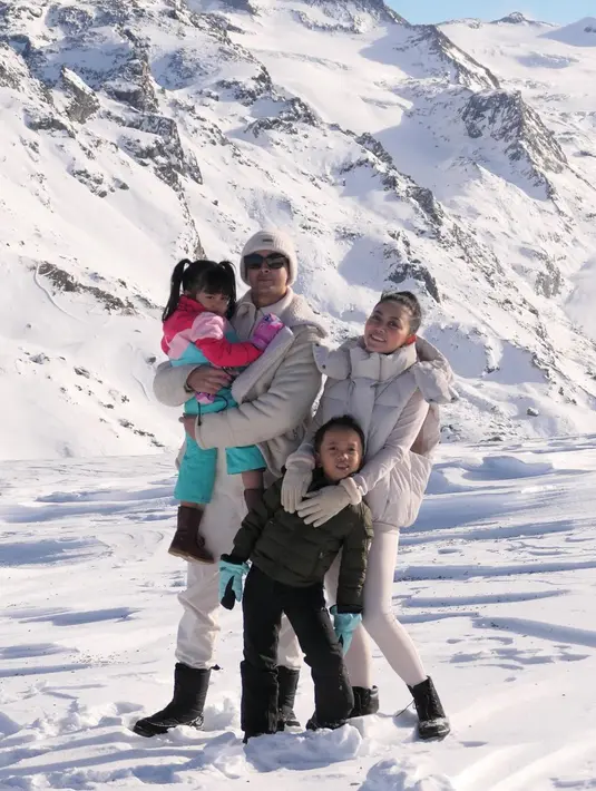 Di foto ini, Rachel Vennya kompak bersama Salim mengenakan outfit musim dingin berwarna putih. Sedangkan Xabiru dan Chava mengenakan outfit musim dingin yang colorful. [Foto: Instagram/rachelvennya]