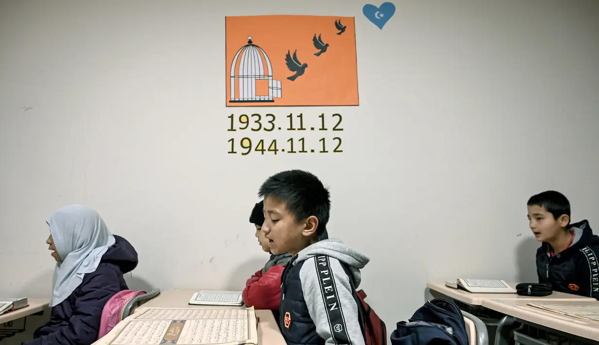 Anak-anak Uighur mengikuti kegiatan belajar bahasa Inggris di sebuah sekolah di distrik Silivri, Istanbul, Turki (29/12/2019). (AFP/Ozan Kose)