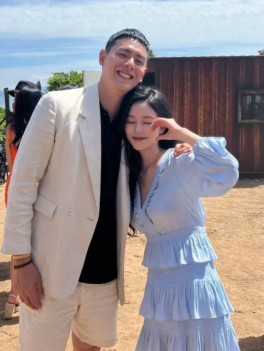 Meski tak berhasil bersama Gwan Hee, Ha Jeong tetap akur nih. Di episode akhirnya, Ha Jeong tampil cantik dengan tiered mini dress warna sky blue. [@hi__jjeong2]