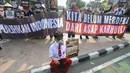 Aktivis lingkungan Wahana Lingkungan Hidup Indonesia (Walhi) berunjuk rasa terkait kebakaran hutan dan lahan (karhutla) di kawasan Tosari, Jakarta, Jumat . 14 Agustus 2026/ (KLY/ Arie Basuki)