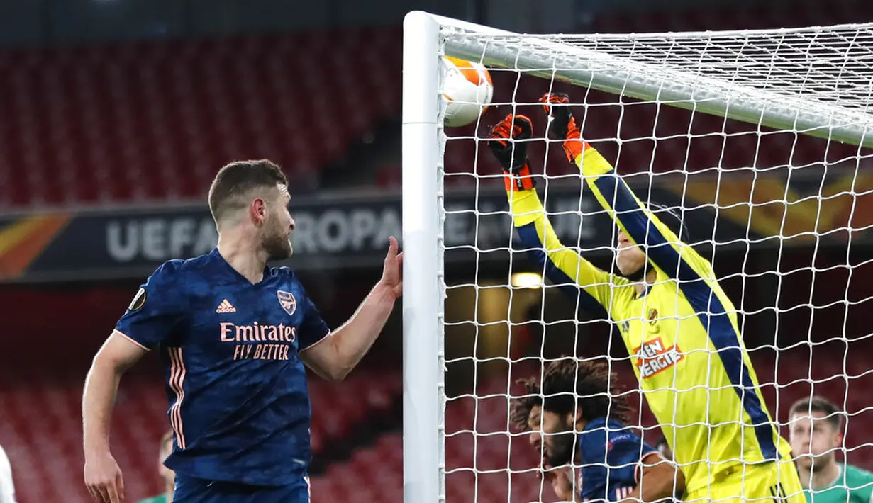 Kiper Rapid Wien Richard Strebinger (kanan) melakukan penyelamatan bola saat melawan Arsenal pada pertandingan Grup B Liga Europa di Emirates Stadium, London, Inggris, Kamis (3/12/2020). Arsenal menyegel status juara Grup B Liga Europa usai menaklukkan Rapid Wien 4-1. (AP Photo/Frank Augstein)