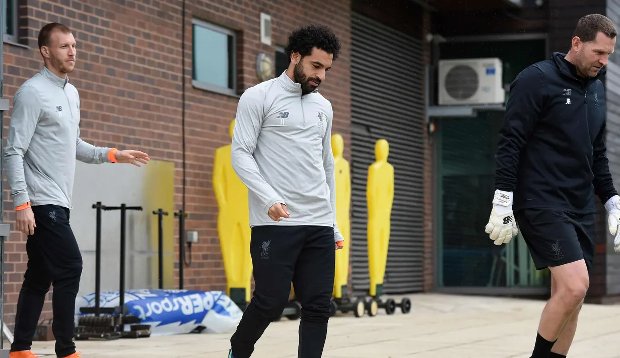 Para pemain Liverpool bersiap mengikuti sesi pelatihan di kompleks pelatihan Melwood tim di Liverpool, Inggris barat laut, (23/4). Liverpool akan bertanding melawan wakil Italia, AS Roma di stadion Anfield. (AFP Photo/Paul Ellis)