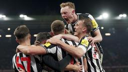 Para pemain Newcastle United merayakan gol yang dicetak oleh Fabian Schar ke gawang Aston Villa pada laga Liga Inggris di Stadion Villa Park, Birmingham, Selasa (30/1/2024). Berkat hasil ini, Aston Villa harus puas tetap menduduki peringkat empat dengan poin 43. Pasukan Unai Emery pun gagal menembus tiga besar klasemen. (Jacob King/PA via AP)