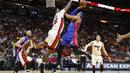 Pemain Detroit Pistons, Tobias Harris (kanan) mencoba melakukan tembakan saat dihadang  pemain Miami Heat, James Johnson pada laga NBA di American Airlines Arena, Miami, (01/01/2017). Pistons menang 107-98. (AP/Joe Skipper)