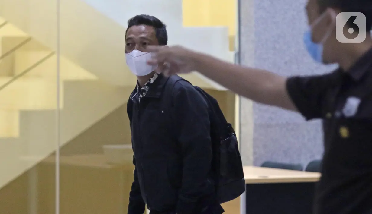 Komisaris PT Angsana Terminal Utama (PT ATU), PT Trans Surya Perkasa (PT TSP), dan PT Permata Abadi Raya (PT PAR) Muhammad Bahruddin usai menjalani pemeriksaan di Gedung KPK, Jakarta, Selasa (19/7/2022). Paman mantan Bupati Tanah Bumbu, Mardani Maming itu diperiksa sebagai saksi terkait dugaan suap dan gratifikasi di Pemerintah Kabupaten Tanah Bumbu. (Liputan6.com/Helmi Fithriansyah)
