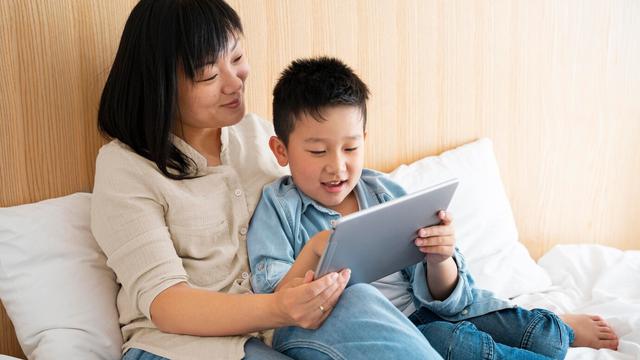 Ilustrasi pendampingan orang tua ke anak di era digital