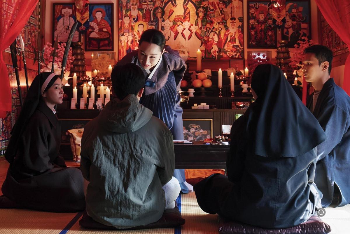Review Film 'DARK NUNS' yang Dibintangi Song Hye Kyo, Penuh Plot Twist