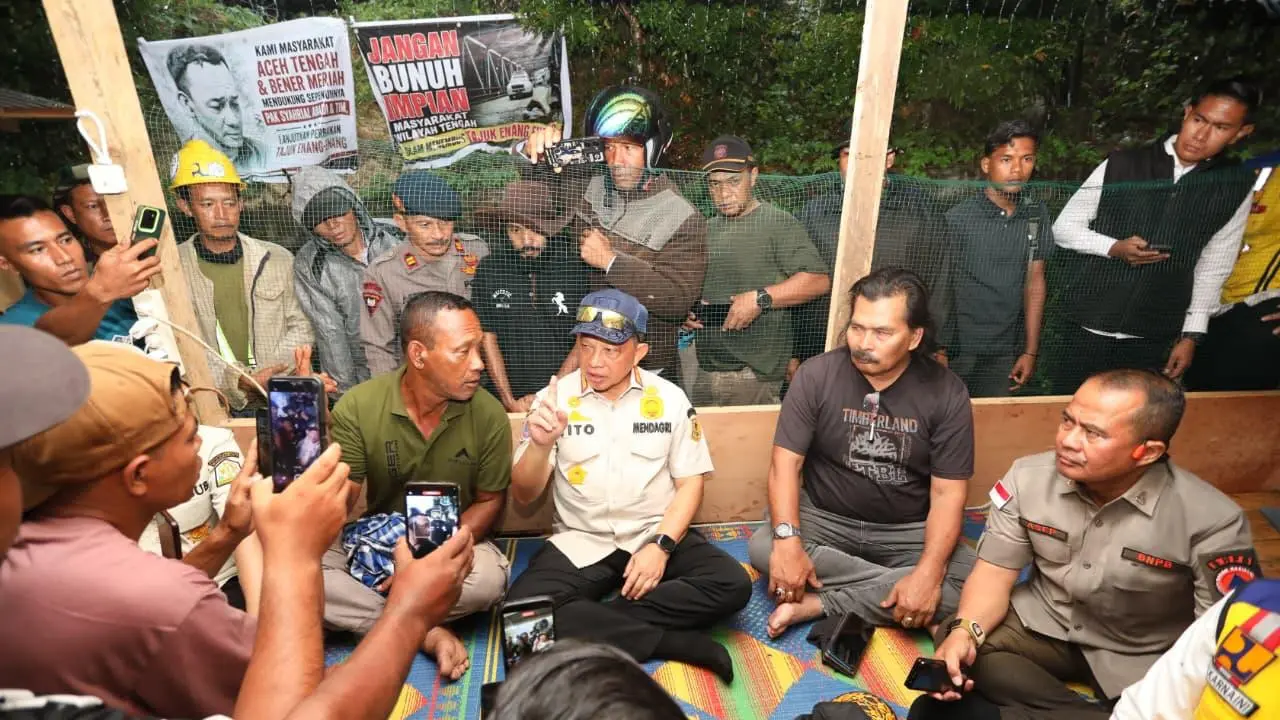 Ketua Satgas PRR Muhammad Tito Karnavian Bersama masyarakat Enang-Enang