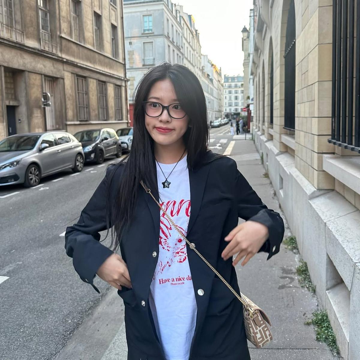 Gangguan Penglihatan Tak Halangi Karier, 8 Idol Korea Ini Jadi Inspirasi