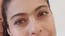 Meski sering tampil dengan makeup, akan tetapi Kajol beberapa kali mengunggah foto tanpa makeup. Saat berulang tahun, Kajol memposting sebuah selfie dirinya tanpa menggunakan makeup. Masih terlihat cantik ya (Liputan6.com/IG/@kajol)