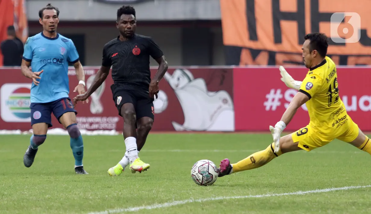 Pemain depan Persija, Ricky Ricardo Cawor (tengah) mencoba mencetak gol ke gawang Sabah FC pada laga uji coba internasional di Stadion Patriot Candrabhaga, Kota Bekasi, Minggu (5/6/2022). Persija kalah 1-2 dari Sabah FC. (Liputan6.com/Helmi Fithriansyah)