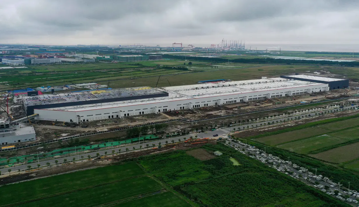 Foto dari udara memperlihatkan pembangunan pabrik Tesla di Shanghai, China pada Selasa (16/7/2019). Pembangunan pabrik produsen mobil listrik yang pertama di luar Amerika Serikat ini memiliki nilai investasi 5 miliar dolar AS atau setara Rp70 triliun. (AFP Photo)