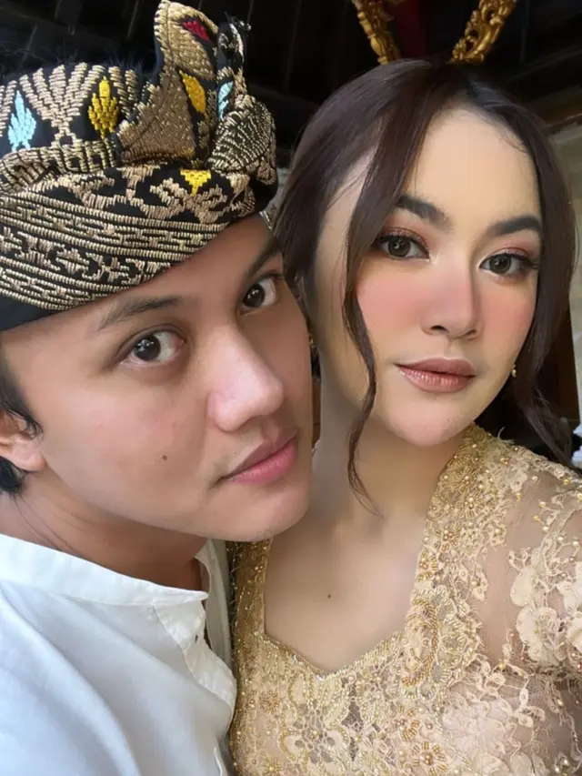 Tampil Serasi Ini 6 Potret Rizky Febian dan Mahalini Raharja dengan Busana Bali