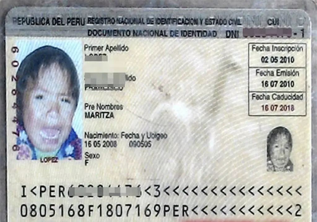 Foto paspor anak menangis. (Pinterest)
