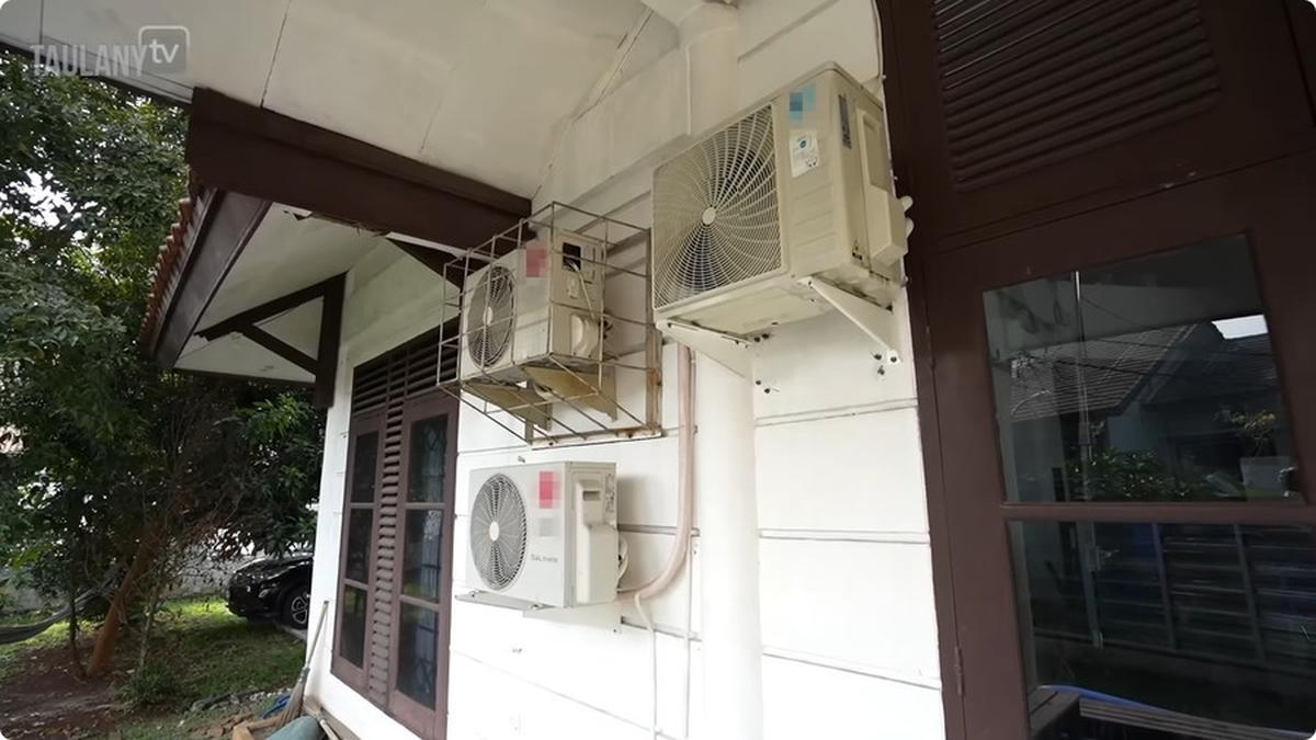 Di balik kesederhanaannya sebagai kantor, rumah ini telah menciptakan banyak karya yang populer di kalangan masyarakat.<br>