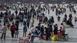 Pengunjung menikmati berseluncur di Danau Houhai beku yang ramai di Beijing, Senin (30/1/2023). Orang-orang China menikmati Tahun Baru Imlek dan mengunjungi berbagai lokasi wisata di kota-kota di sekitar China setelah pencabutan pembatasan COVID-19 yang kejam bulan lalu, memungkinkan banyak aspek kehidupan normal kembali. (AP Photo/Andy Wong)