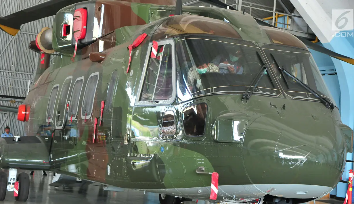 Penyidik KPK melakukan pemeriksaan di dalam Helikopter Agusta Westland 101 (AW-101) di Pangkalan Udara Halim Perdanakusuma, Jakarta (24/8). Sebanyak 8 orang penyidik KPK beserta POM TNI melakukan penyidikan. (Liputan6.com/Helmi Afandi)