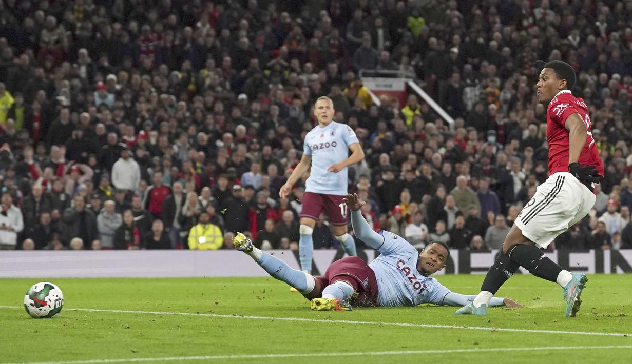 Anthony Martial sukses membayar kepercayaan Erik Ten Hag dengan menyumbang satu gol. Pemain asal Prancis ini tampil apik dan beberapa kali merepotkan lini belakang Aston Villa. (AP/Dave Thompson)