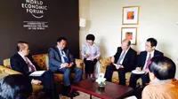 Menteri Perdagangan RachmatGobel dengan Senior vice President JICA, Hideaki Domichi dalam rangkaian WEF (Foto: Kementerian Perdagangan).