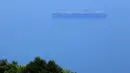 Sebuah kapal induk Amerika Serikat, USS Carl Vinson berlayar di Teluk Danang, Vietnam, Senin (5/3). Kunjungan kapal bertenaga nuklir tersebut dimaksudkan untuk menunjukkan hubungan militer yang kian erat antara AS dan Vietnam. (AP/Hau Dinh)