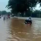 Sejumlah karyawan pabrik menerobos banjir setinggi lebih dari satu meter di depan PT Panasonic Gobel, Cikarang, Kabupaten Bekasi. (Foto: Istimewa)