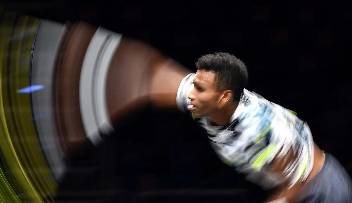 Petenis Kanada Felix Auger-Aliassime melakukan servis bola selama final tenis ATP bett1HULKS Indoors melawan Alexander Zverev dari Jerman di Cologne, Jerman, 18 Oktober 2020. (AP Photo / Martin Meissner)