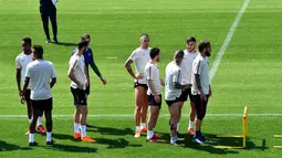 Suasana saat para pemain AS Roma berlatih di Trigoria, Roma, Italia, Senin (23/4). AS Roma akan dijamu oleh Liverpool pada leg pertama semifinal Liga Champions 25 April 2018. (Alberto PIZZOLI/AFP)