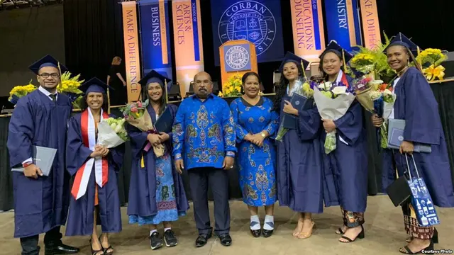 Tujuh putra-putri Papua (satu orang tidak ada di foto) berhasil lulus dari Universitas Corban, Oregon, AS. Satu di antaranya berpredikat cumlaude (Courtesy: Gubernur Papua Lukas Enembe)