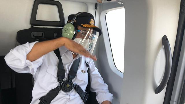 Menteri Perhubungan Budi Karya Sumadi memantau kondisi ros tol Jakarta Cikampek melalui pantauan udara.