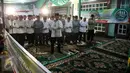 Ketua Umum PPP kubu Romahurmuziy saat memimpin Sholat di acara tasyakuran merayakan HUT PPP ke-44 di Tebet Barat, Jakarta, Kamis (5/1). Tasyakuran tersebut mengusung tema 'Mewujudkan Masyarakat Madani dalam Bingkai NKRI'. (Liputan6.com/Johan Tallo)