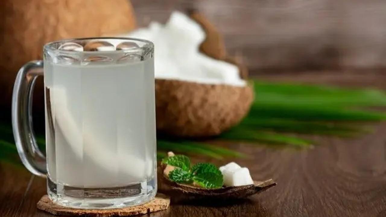 Minum Air Kelapa Muda, Cara Alami Redakan Kolesterol dan Asam Urat
