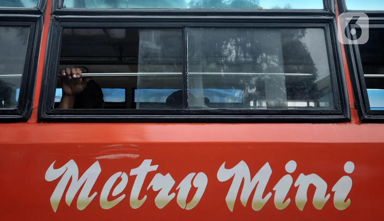 Penumpang duduk dalam Metromini 69 di Terminal Blok M, Jakarta, Rabu (13/11/2019). Saat Sang Raja Jalan Raya jaya, sopir Metromini 53 Joni (43) mengaku bisa meraup hingga Rp 500 ribu per hari. (merdeka.com/Iqbal Nugroho)