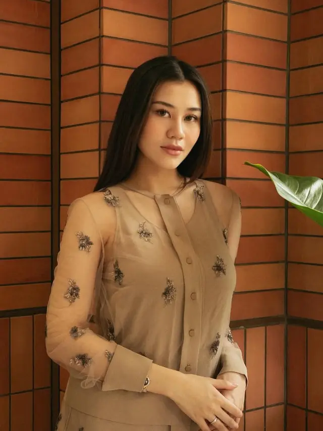 Aaliyah Massaid tampil dengan mini dress Fendi. [@aaliyah.massaid]