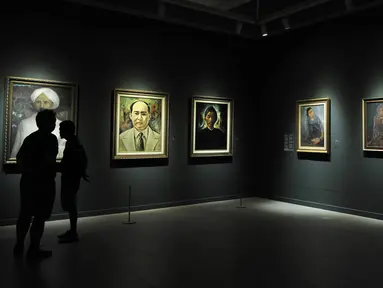 Pengunjung melihat sejumlah lukisan koleksi Istana Kepresidenan yang dipamerkan di Galeri Nasional, Jakarta, Senin (6/8). Pameran ini bertajuk "Indonesia Semangat Dunia". (Merdeka.com/Iqbal Nugroho)