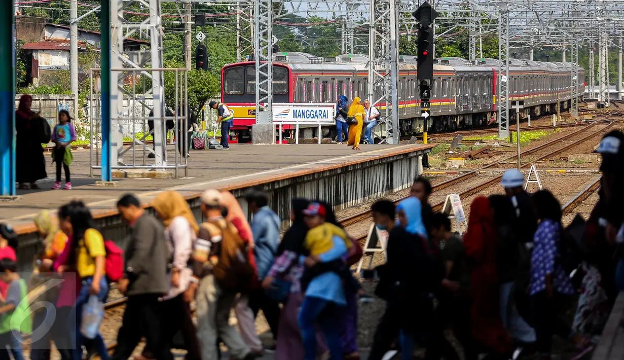 Penumpang berada di Stasiun Manggarai, Jakarta, Selasa (28/3). Rute KRL Bekasi-Jakarta Kota akan mengalami perubahan. KRL tidak lagi melewati jalur Stasiun Manggarai, melainkan Stasiun Pasar Senen. (Liputan6.com/Faizal Fanani)