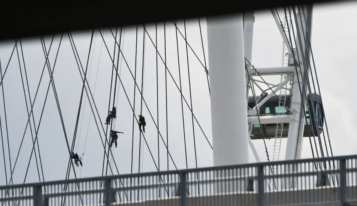 Sejumlah pekerja melakukan tugas pemeliharaan dan pembersihan di Singapore Flyer, Singapura, 1 September 2020. (Xinhua/Then Chih Wey)
