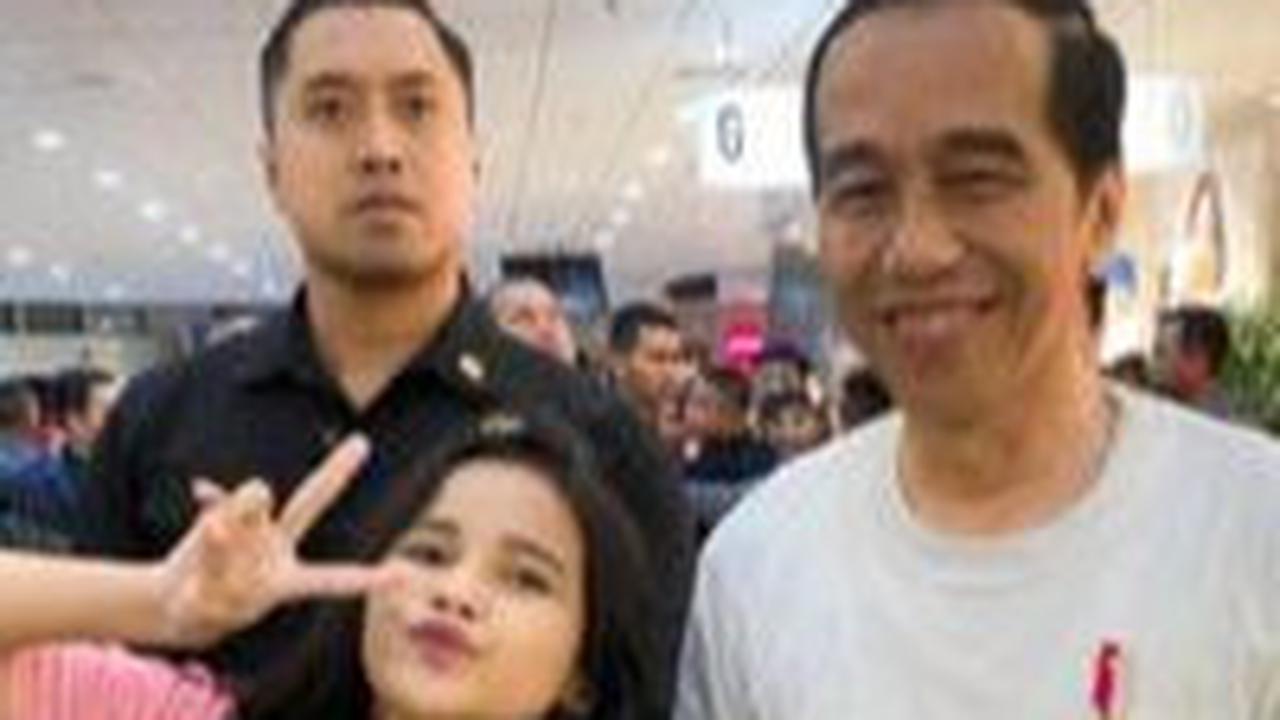 Viral Perempuan Foto Bareng Presiden Jokowi dengan Gaya Santai, Ekspresi Paspampres Jadi Sorotan