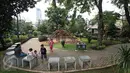 Anak-anak bermain di sekitar Taman Salam, Pasar Minggu, Jakarta, Selasa (18/10). Taman yang letaknya tersembunyi di antara pemukiman warga tersebut menjadi lokasi favorit bagi warga sekitar untuk melepas penat. (Liputan6.com/Immanuel Antonius)